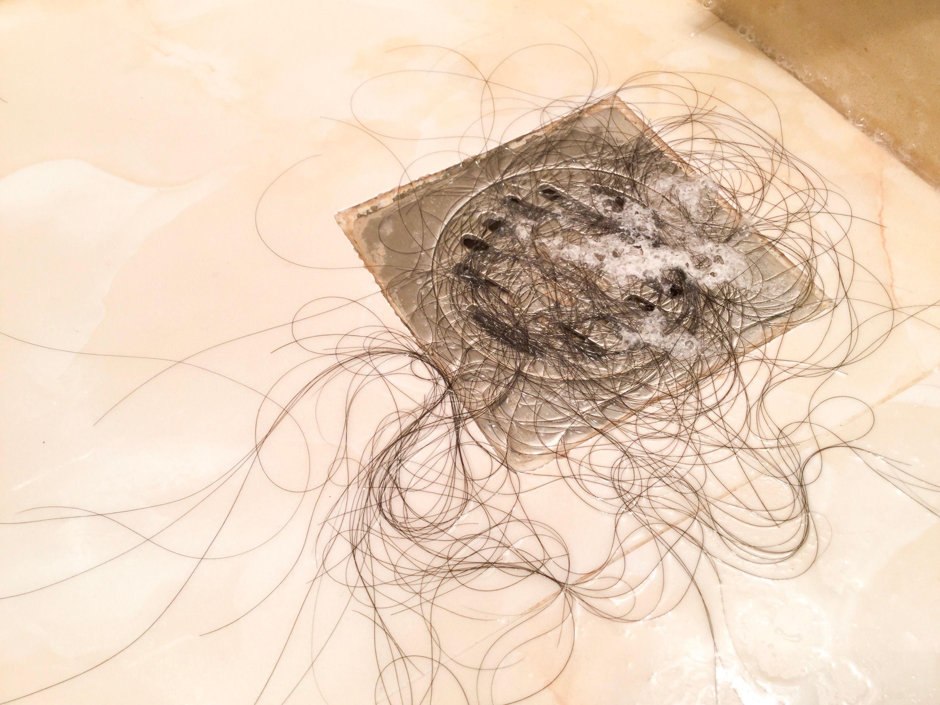 Cabelo Caindo no Banho: Quanto é Normal por Dia? - SOLIV
